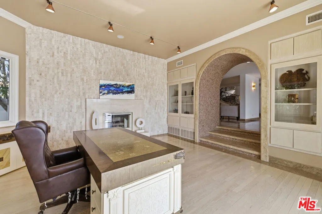 24366 La Masina Court, Calabasas, California 91302 home-pic-9